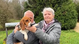 La BoBette Prudence pourra-t-elle sécher les larmes de son adoptante ? Les beagles isssus de l'expérimentation animale dont nous sauvons la vie ont souvent une mission lors de leur adoption: sauver les humains qui les sauvent. Souvent, sauver d'un chagrin. Elizabeth, qui sauve Prudence en l'adoptant, a perdu sa chienne, une beagle de 14 ans, et elle ne peut retenir ses larmes lorsque Virginie évoque son souvenir. Elle est en train de faire du bien à cette chienne et elle est en train de se faire