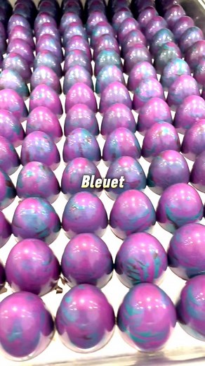 Je ne tanne jamais quand j'arrive à la chocolaterie et que je vois (et déguste) ces créations exceptionnelles! On l'a regroupé dans un ensemble disponible jusqu'à la fête des mères https://www.francoislambert.one/products/oeufs-de-dragon-fetes-des-meres | François Lambert