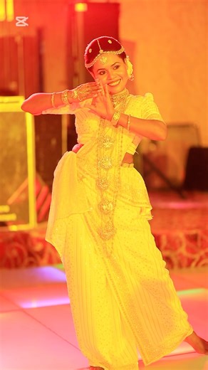 එහෙම බැලුවාම.. 🥰 #dance #srilanka #kandyanbride #dress #bridal #bridedance