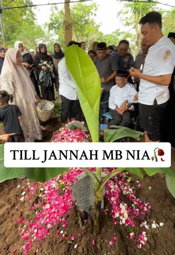 Masih nggak nyangka sampai sekarang… semuanya terasa kayak rewind di kepala. Aku dan sepupuku dari awal udah nemenin kakak ipar berjuang di rumah sakit Magelang. Ruang tunggu jadi saksi kita bolak-balik, doa nggak pernah berhenti, harapan masih terus kita pegang. Sampai akhirnya beliau harus dirujuk ke RSUP Dr. Sardjito, dan kita ikut terus, nggak mau ninggalin sedetik pun 🤍 Hari-hari sebelum beliau pergi itu rasanya aneh… di satu sisi capek banget, kurang tidur, hati deg-degan tiap dokter kelu