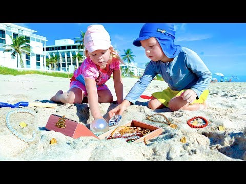 Naomi y su hermano y una divertida historia sobre la BÚSQUEDA DEL TESORO en la playa.