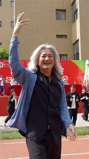 Gao Du, a 66-year-old Chinese dance professor recently went viral for his energetic moves. He has been at the Beijing Dance Academy for 51 years. With much dedication to teaching and an aspiration to pass traditional dance art on to younger generations, Gao says he is happy and joyous in the classroom. #Dance #ChineseDance #BeautifulChina #ColorfulChina #Happy #Foryou https://news.cgtn.com/news/2024-06-21/Silver-haired-dance-professor-goes-viral-1uCeERQjDQ4/p.html | China Plus Culture