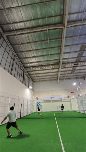 Everything went up until one of them went behind him. #padel