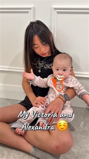 Alexandra Yorielle Lee on Instagram: "January 2026 💝 . Finally arrived in Australia 🇦🇺 . Setahun mamak ga pulang buat lihat cece Victoria. Sebelum hamil, mamak selalu pulang ke Australia tiap 2-3 bulan buat liat cece Victo. . Terakhir January 2025 mamak ke Australia, Setelah itu ga balik lagi selama setahun karena hamil besar, Yorielle lahir harus urus surat2nya dan semua surat2 itu beres butuh waktu 5 bulanan (Visa, Citizenship, Passport). . Untuk Visa dan Passport mamak pakai agent yang uru