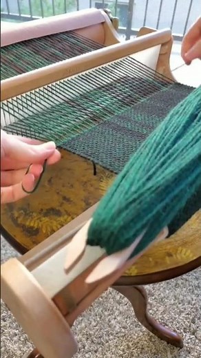 Rigid Heddle Loom yarn Color Changing Tutorial #rigidheddle #heddleloom #weavingloom #weaving
