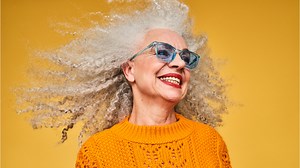 PHOTO Faustine Bollaert : avec sa coiffure bombée, elle sublime sa frange rideau avec modernité