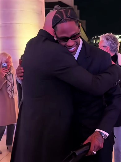 Travis Scott was seen arriving at Hermès during Paris Fashion Week. Travis Scott'ın hermesde düzenlenen Paris moda haftasına gelişi görüntülendi. . . . #travisscott #hermès #fashionweeks #srapcult