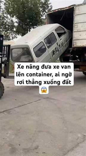 😱 Chỉ một cú nhích nhẹ, xe van r:ơi thẳng xuống đất!