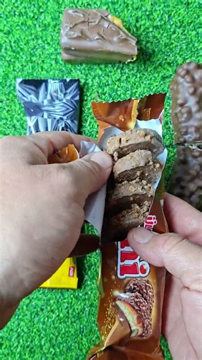 Satisfying Chocolate Break ASMR 🍫 Crunchy & Relaxing#satisfyingasmr#asmr#chocolateasmr#satisfyingasm