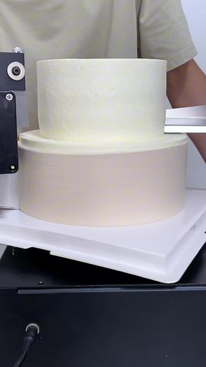 Decorating double layer cake at the same time#cake decorating machine #cakemachine #tiktok #fouryoupage #fyp #cakebusiness #cakepiping