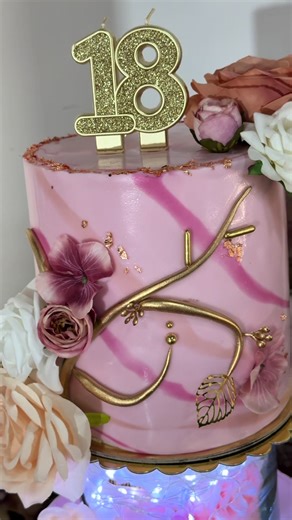 ✨🎂 18 años merecen una obra de arte 🎂✨ Celebramos la mayoría de edad de una mujer increíble con una tarta que habla de elegancia, tradición y sabor 🥂💖 Un Ponqué artesanal creado para momentos inolvidables: 🤍 Bizcocho de sabor único 🤍 Frutos secos seleccionados: nueces y pasas 🤍 Bañado con un vino suave y delicado que envuelve cada bocado 🤍 Relleno de crema de mantequilla y salsa de fresa natural, una receta exclusiva que solo Don Julio sabe preparar 🍓✨ Cada capa cuenta una historia, cad