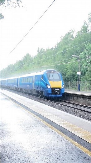 Lumo Class 222 Stirling to London Euston pass Shieldmuir on the West Coast Mainline #wcml #lumo