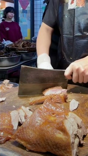 The goose meat marinated in the old brine and made with secret recipe is delicious.