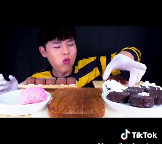 Delicious Mukbang: Hostess Ding Dongs and Twinkies
