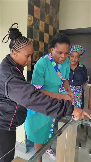 And here's the correct way to do it, glass table cleaning #immbalinhlapho #imahousekepper #cleanwithmbali #mbalinhlapothehousekepper #knowwithmbali