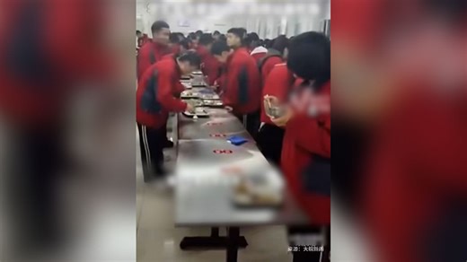 "학교 아니라 감옥 같아"…서서 급식 먹는 중국 학생들