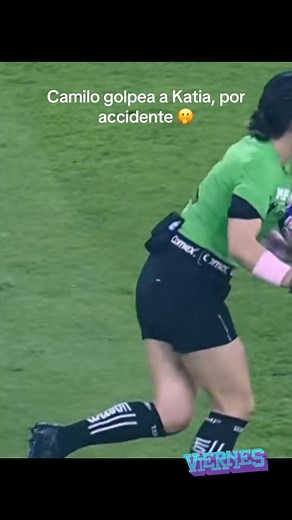 5.3M views · 47K reactions | ⚽ ¡Katia Itzel, la reina del arbitraje, demostrando quién manda en la cancha!  Recibe un balonazo, pero ni se inmuta.  Como toda una jefa, se impone con autoridad y sigue con el partido como si nada. ¡Respeto total para esta crack!  | Vale Fit | Facebook