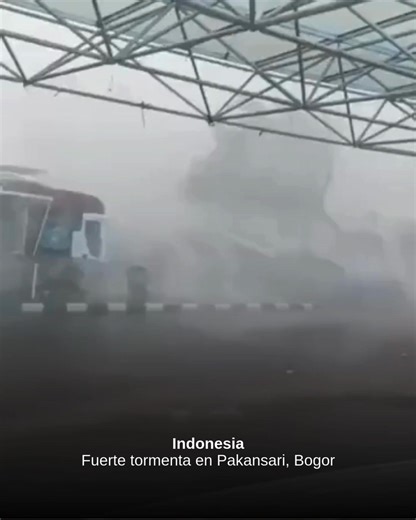 #INDONESIA Una violenta tormenta azotó el área de Pakansari, Cibinong, en el distrito de Bogor, Java Occidental. Los fuertes vientos e intensas lluvias redujeron considerablemente la visibilidad para los conductores, mientras que materiales de construcción fueron arrastrados por el aire y varios árboles cayeron en distintos puntos del sector. | Ecuavision HD canal 29