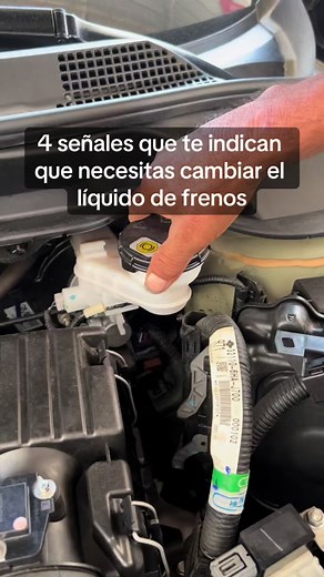 ¿Cómo saber si necesito cambiar el líquido de frenos? 🚘 1. Si tiene color oscuro. El líquido de frenos nuevo suele ser transparente o de un color amarillo pálido 2. Nivel bajo. Esto se puede dar por alguna fuga o por el tiempo de uso 3. Si tienes que presionar el pedal más de lo normal para detener el vehículo. 4. Chirridos en los frenos o no responden adecuadamente En general se recomienda cambiar el líquido de frenos cas 18 a 20 mil kilómetros ⚠ Estas recomendaciones no sustituyen las recomen