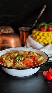🇮🇹 C’è un filo di masochismo nei siciliani, che d’estate con 40° decidono di mangiare minestre: pasta e fagioli, minestra con tenerumi, minestra con la zucchina lunga. Ce l’abbiamo nel DNA e quindi come ogni estate io onoro la minestra di cocuzza longa, la zucchina serpente, che in latino si chiama Lagenaria longissima. E il motivo mi pare chiaro: se avete visto le Stories, queste erano praticamente più alte di me. Capisco che non ci vuole molto, ma fa una certa impressione metterle in pentola