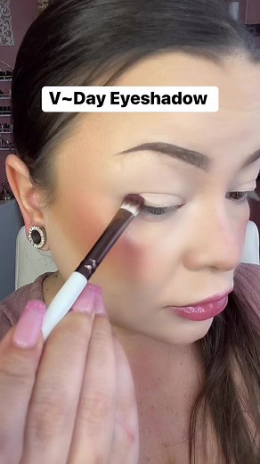 70K views · 212 reactions | This look was easy to do  #eyeshadowtutorial #glittereyeshadow #makeuplooks #makeup #valentinesmakeup | Rachel Creates | Facebook