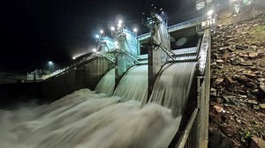 Townsville dam spillway gates open fully, with flood zone facing further inundation