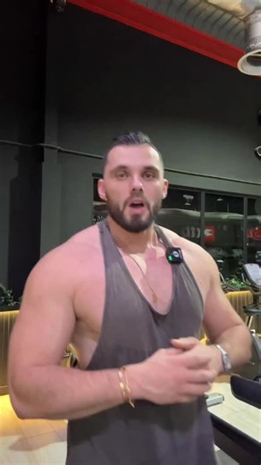 Alex | Coach Perte de Poids on Instagram: "Et si tu veux savoir comment éviter les ARNAQUES des autres régimes pour ENFIN avoir le corps de tes rêves, écris “TRANSFORMATION” en commentaire pour t’inscrire à ma conférence gratuite."