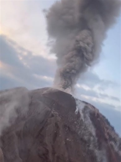 Excursionista Captado por Erupción Volcánica en Guatemala