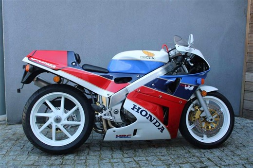 TYGA RYDAS: Lovely RC30 Tribute build by L'Atelier Joos https://tyga-performance.com/index.php?cPath=1638_2054_2069 | TYGA Performance