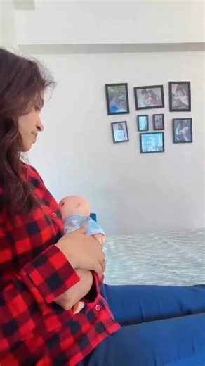Mehak aka Mrs Lactancia | Lactation Counsellor DELHI-NCR on Instagram: "Watch the full video for a simple yet effective tip to maintain deep latch ❤️ 👉🏻 Follow me @mrslactancia for more such tips ! #breastfeedingtips #lactationconsultant #mrslactancia #border2 #deeplatch"