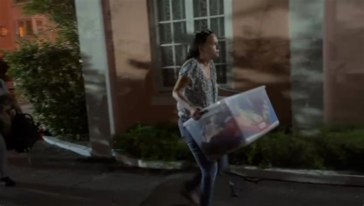 People evacuating from the scene of the fire on Bay Street and Elizabeth on Thursday night, which spread to Victoria Court. 📹 Dante Carrer/Tribune Staff | Tribune News Network