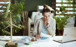 Dlaczego kobietom trudniej przychodzi budowanie relacji w biznesie? Wyniki raportu