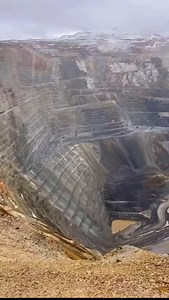 1.8K views · 199 reactions | Una de las minas ⛰️ de cobre más grandes del mundo Esta ubicada en Utah, Estados Unidos  Su producción ascendió a 159.400t de cobre, 139.500oz de oro, 7.600t de molibdeno y 2,22 millones de onzas (Moz) de plata en 2021. Créditos @sqmining.society | Fuerza Minera | Facebook