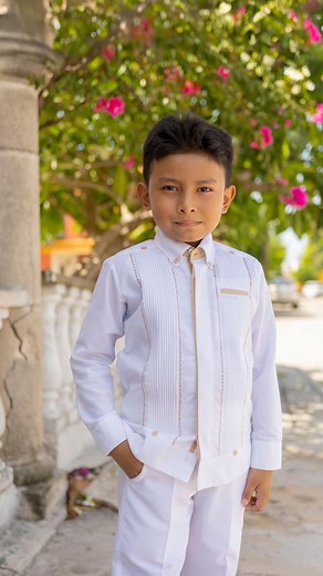 ✨ Guayabera para niño “Dzibilchaltún”✨ Comodidad, elegancia y tradición en un solo conjunto. Es ideal para eventos formales, con detalles sutiles y frescos que lo harán lucir increíble. 👔 Disponible en nuestra tienda física: 📍 Calle 40 #506 x 27 y 29, Col. Los Pinos, Mérida, Yucatán 🛒 También puedes pedirlo por nuestra tienda en línea en: www.mayakim.com.mx 📲 O envíanos WhatsApp al 999 165 2299 ✈️ Envíos a todo México y el extranjero. - - #OutfitNiño #RopaFormal #ModaYucateca #Guayaberas #ou