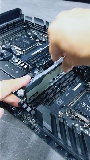 ROG DDR5 NitroPath vs. Conventional Slot memory installation and removal