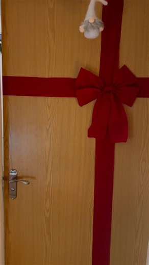 🎀 Bows for the win! Christmas has officially landed at the studio and we’re obsessed! The treatment room is dressed in natural greens and bows, and the nail area? Fully transformed into our snowy little toy room! ❄️✨ | 𝗚𝗹𝗼𝘄 𝗕𝗲𝗮𝘂𝘁𝘆 𝗯𝘆 𝗝𝗮𝗺𝗶𝗲-𝗟𝗼𝘂𝗶𝘀𝗲