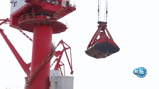 Doraleh Multipurpose Port atteint un nouveau sommet dans le domaine du déchargement de marchandises en vrac Le Doraleh Multipurpose Port (DMP) a atteint un nouveau sommet dans le domaine du déchargement de marchandises en vrac en réalisant un exploit sans précédent. Le département des opérations du port a réalisé, le vendredi 21 juillet 2023, un déchargement record de 20 284 tonnes métriques (mt), marquant ainsi une première pour l'établissement. Cette prouesse témoigne de la persévérance, de la