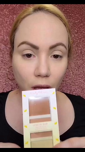 BEAUTY BAKERIE - PALETA DE CONTORNO EN POLVO LEMON BAR ORIGINAL Quedan 3 cucharadas, vienen enseguida! Lemon Bar ofrece tres nuevos tonos universales de Contour, Bronzer y Highlighter en una paleta de bolsillo diseñada para ser elegante y fácil de viajar. Fiel a nuestra reputación de uso prolongado, la fórmula que no se desvanece dura todo el día y ayuda a que su dulce ritmo permanezca pigmentado. 3 tonos universales Larga duración, sin decoloración. Altamente pigmentado ✌️ENVÍOS A LIMA Y PROVIN