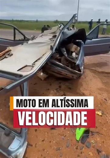 Uma imagem está circulando pela web, imagens fortes e que servem de alerta 🚨 Informações apontam que possivelmente é em um trecho próximo a Anápolis (GO), um carro — o conhecido “golzinho quadrado” — tentou atravessar a via no momento em que uma motocicleta vinha em altíssima velocidade. A colisão foi extremamente violenta! Ainda não temos mais detalhes sobre o caso, mas o que já se sabe é suficiente para reforçar um recado importante: no trânsito, todo cuidado é pouco. Dirigir não é só sobre v