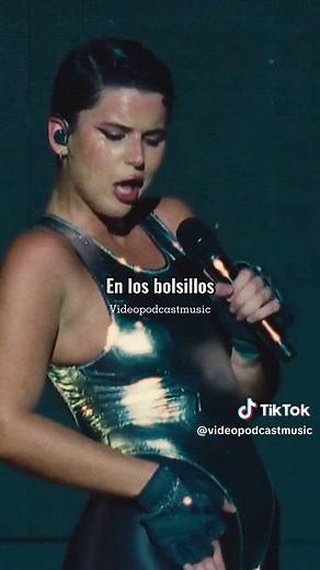 Nathy Peluso cantando