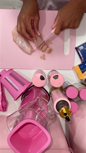 4.4K views · 52 reactions | Chicken spaghetti in my pink kitchen 勺#pinkaesthetic #pinkfinds #pinkkitchen | Roderica Scott | Facebook