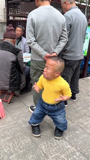 Got a buzzing head #Laugh every time you watch it #Funnyvideo #Laugh #Funny #Dwarf #99cm