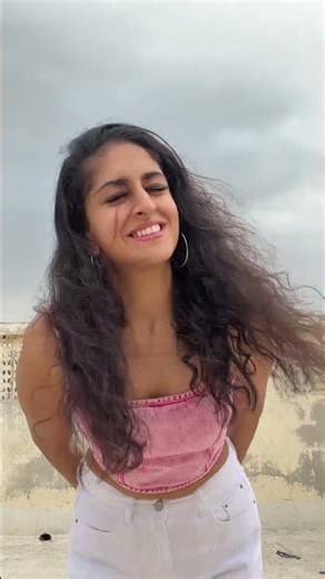 Egyptian actress 🇪🇬 recreates a Tamil song.