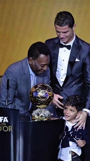 A Cristiano Ronaldo lo premian las verdaderas leyendas del fútbol. A Messi... se los entrega su papi Infantino. Hay niveles, y CR7 está en otro. #cristianoronaldo #messi #parati #ronaldo #futbol