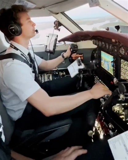 211K views · 8.3K reactions | Life as a pilot is full of ups and downs!‍✈️✈ | UNILAD Tech | Facebook