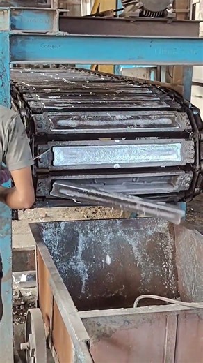 the process of releasing aluminum ingots from the mold #shorts