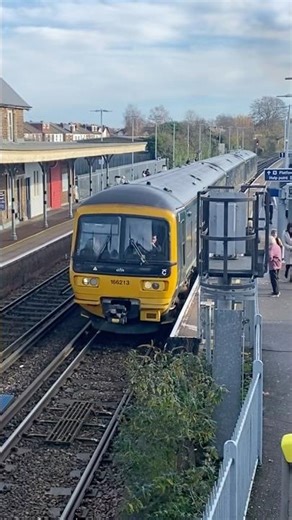 Gwr class 166 No. 166213 departing cosham with a LOUD tone #gwr #train #trainspotting #class166
