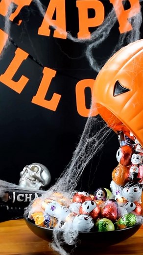 This DIY Halloween candy bowl is the ultimate treat for trick-or-treaters! 🍭🎃🍬 | Blossom