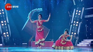 ওয়ান্ডার কিড ঋষিতার সঙ্গে যমুনা ঢাকী ধারাবাহিকের যমুনার অসাধারণ নাচ। #WonderKidRishitarSongeJomunaDhakiDharabahikerJomunarOsadharonNaach #DBD11 https://zee5.onelink.me/RlQq/fbDownloadZEE5App "দেখুন #DBD11 শনি - রবি @9.30pm শুধুমাত্র #ZeeBangla আর #Zee5 অ্যাপে যে কোন সময়, যে কোন জায়গায়।" | Zee Bangla