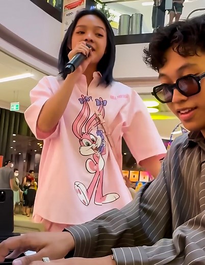 A singer and a violinist join me in Vietnam 😍 | Van Toan